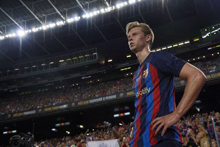 Frenkie de Jong masih ingin bertahan di FC Barcelona.